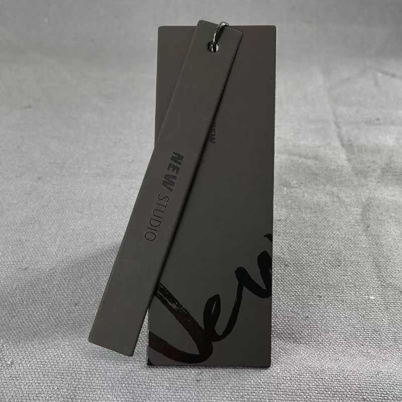 Specializing in the Production of Tactile Black Card Hang Tags, Uv Printing, Free Design of Clothing, Hot Stamping Black Card Hang Tags, Large Quantities in Stock