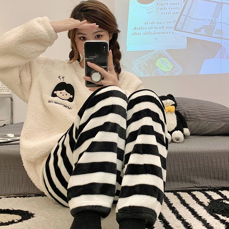 Pijamas al por mayor transfronterizos para mujeres de invierno engrosados de manga larga flange coral veludo lindo hoodie de cuello redondo conjunto de ropa para el hogar