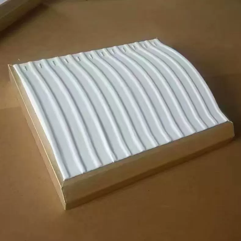 Ювелирные изделия, подставка из PU высокого класса, золотое ожерелье из diamonds и emerald, золото и серебро