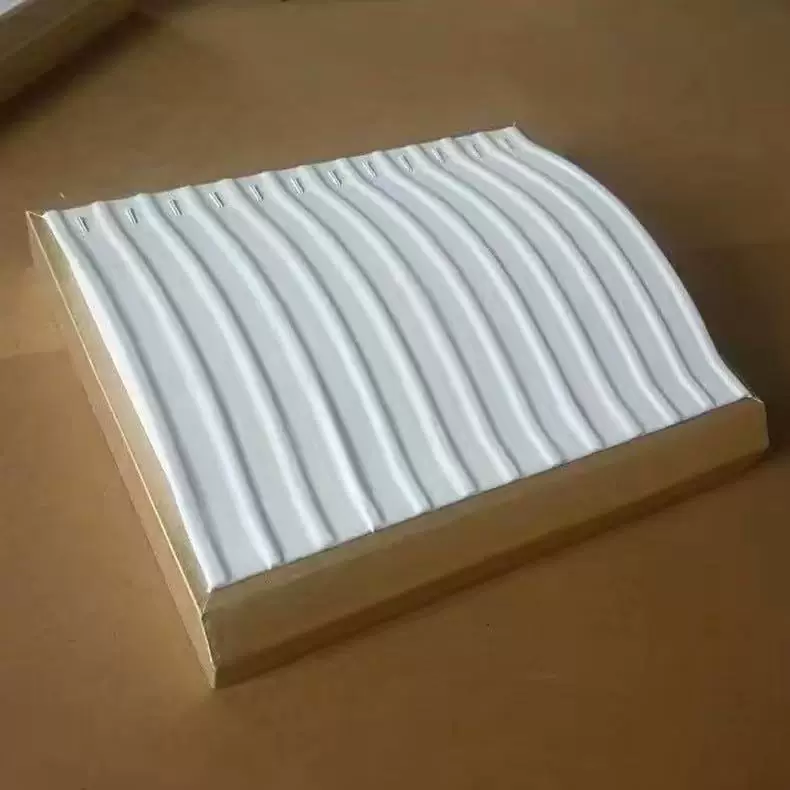 Ювелирные изделия, подставка из PU высокого класса, золотое ожерелье из diamonds и emerald, золото и серебро
