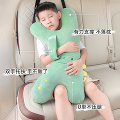 子供の車のシートベルトの首の抱き枕のぬいぐるみのかわいい車の後ろの列は通用して寝ます。