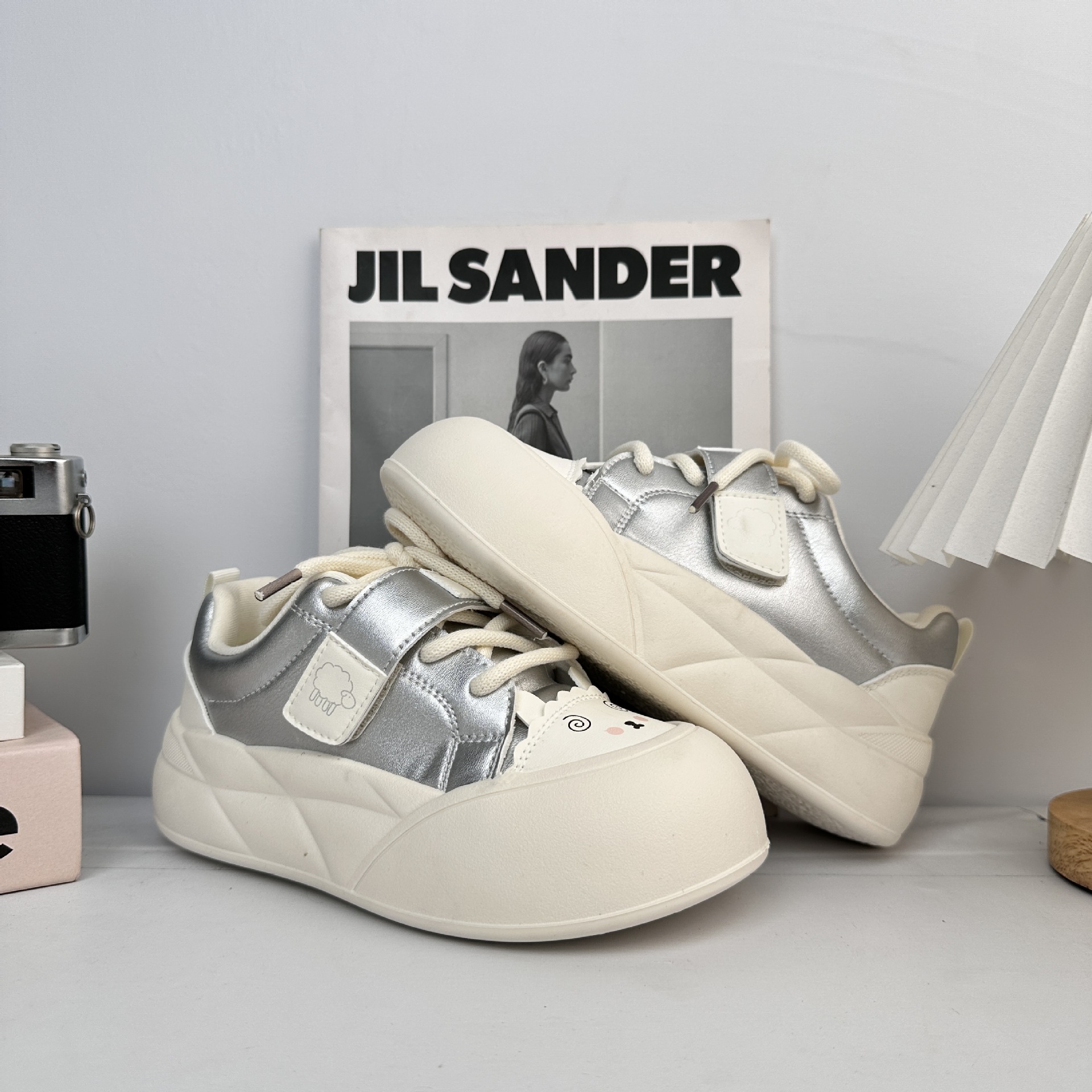 Zapatos de suela gruesa de larga onda para mujeres 2025 nuevos zapatos de nicho no chocan con zapatos blancos de primavera y otoño.