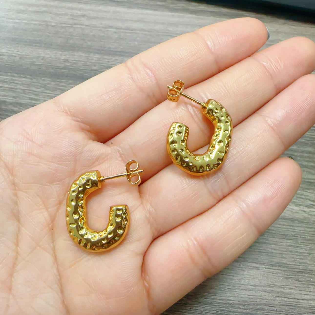 Europa y los Estados Unidos de moda transfronteriza alta sensación de textura elíptica de tendencia 18K acero inoxidable para mujeres brillante pernos de orejas mujeres al por mayor