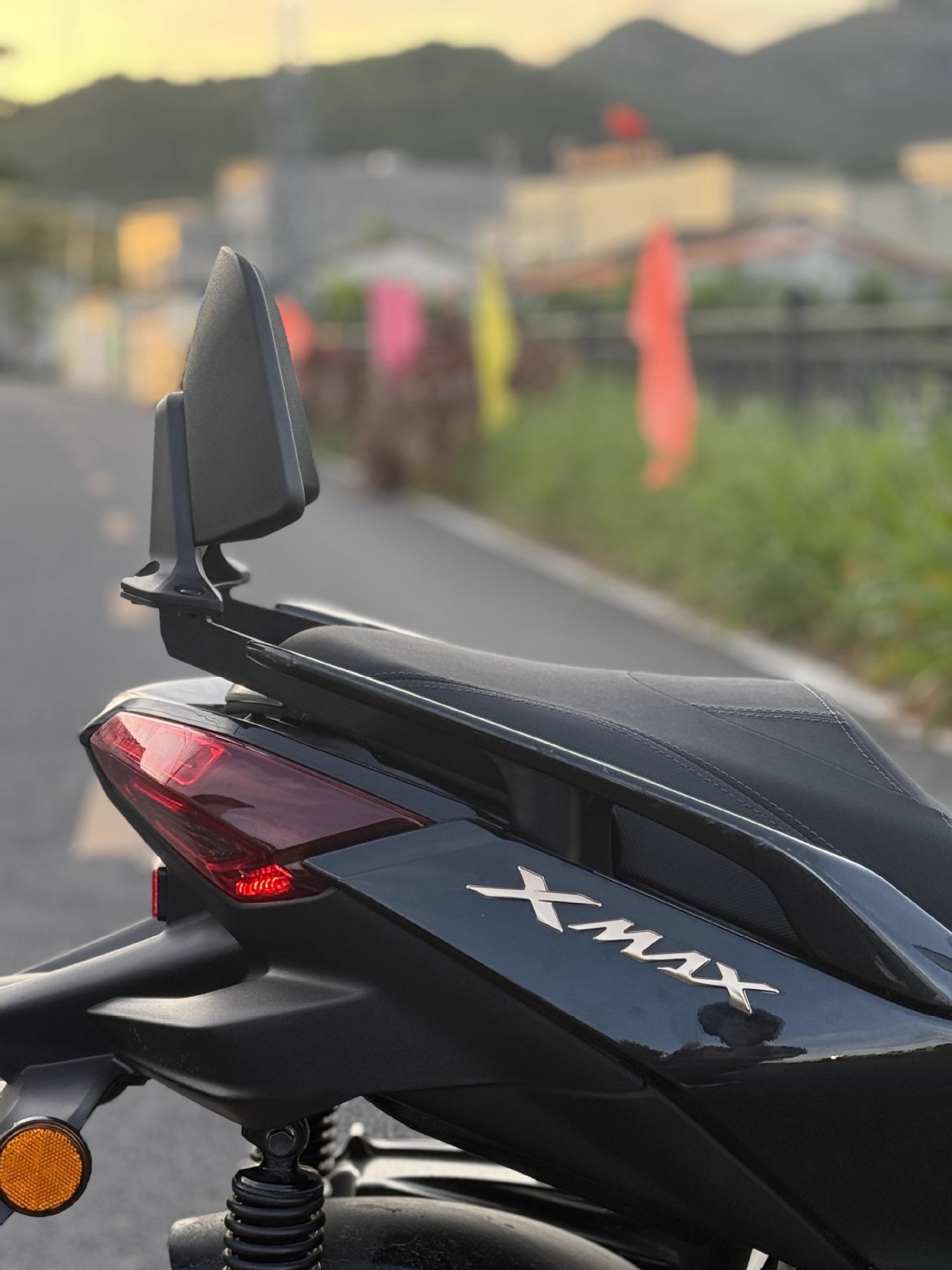 Suitable for 21-25 Xmax300 Rear Backrest, Modified Passenger Rear Lumbar Support, Comfortable and Soft, Retaining the Original Car Armrest