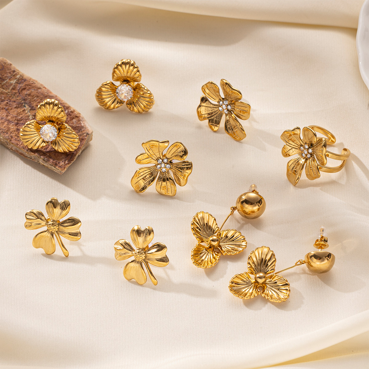 Taena Pendientes de acero inoxidable europeos y americanos Sensación simple y de alto nivel Pendientes de acero de titanio de flores de textura de moda para damas al por mayor transfronterizo