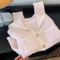 小さな香りのピンクのミルクが柔らかいモチモチのセーターのコートのニットのカーディガンの女性の小さい背の気質のデザイン感の上着を呼びます。