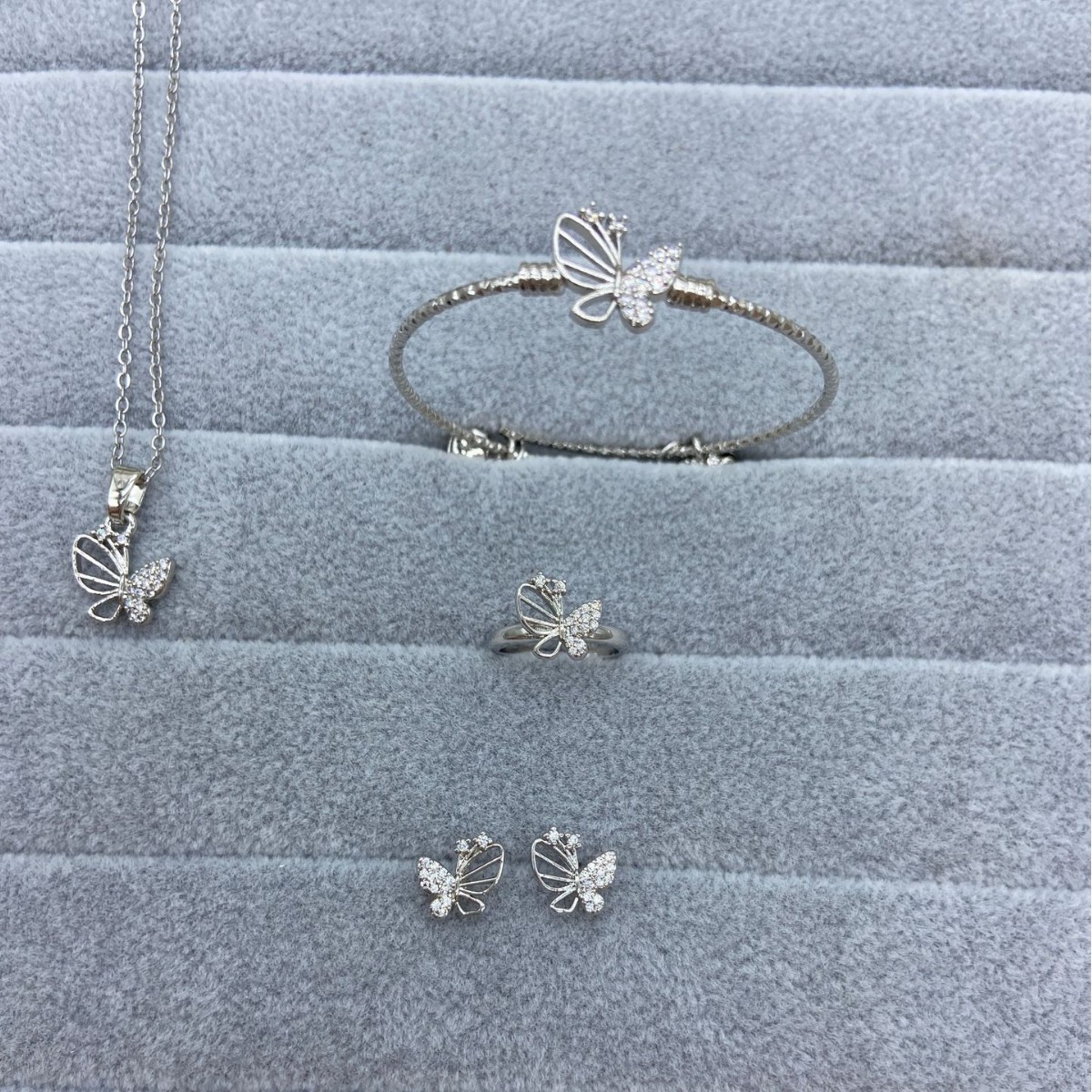 Explosiones transfronterizas juegos de joyería para niños cobre oro zircon anillo mariposa pendientes brazalete collar joyería conjunto de cuatro piezas