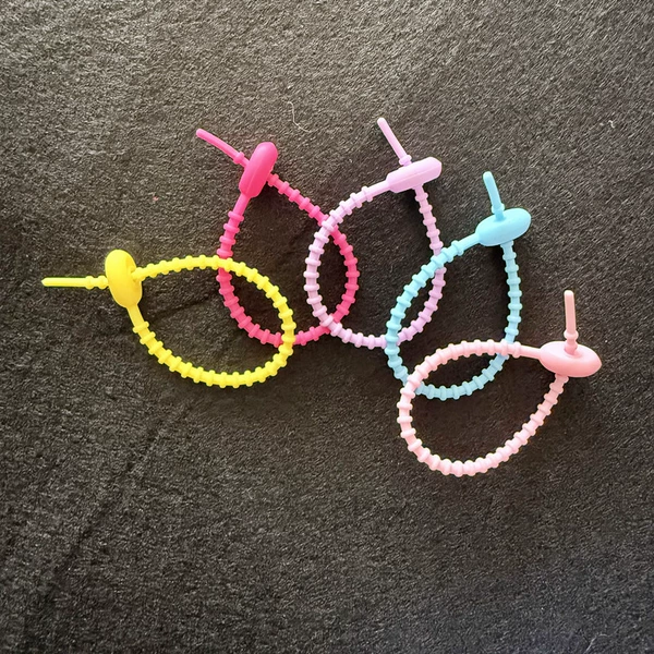 5 colored chain links