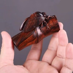 紫檀の蝉は満足して幸せな手持ちの本物の金蝉が鳴り響く、文学的なおもちゃや装飾品