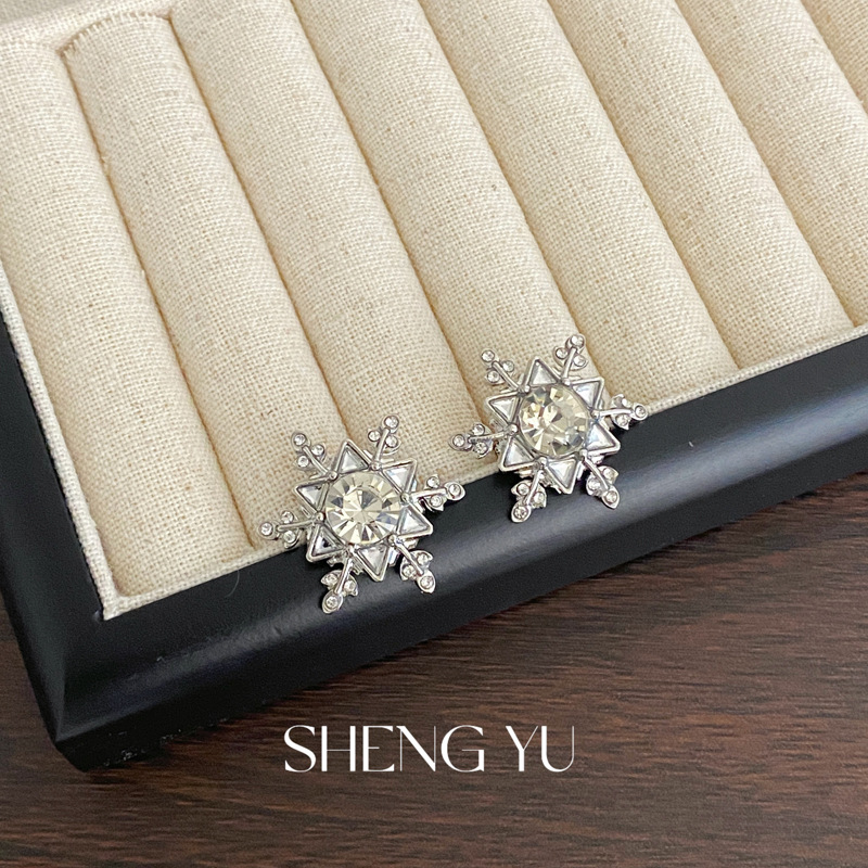 Mechanical fashionable earrings with zircon