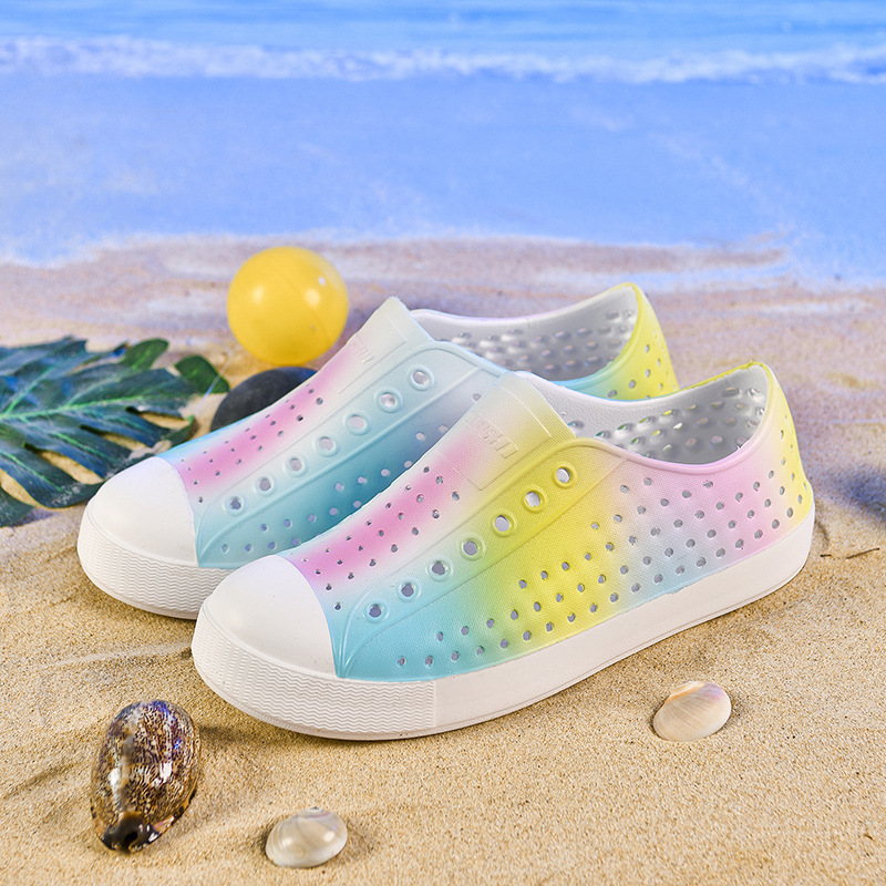 LUCHI zapatos con agujeros pareja verano nuevo estilo graffiti transpirable vadeo hueco hombres y mujeres sandalias de playa casuales en stock