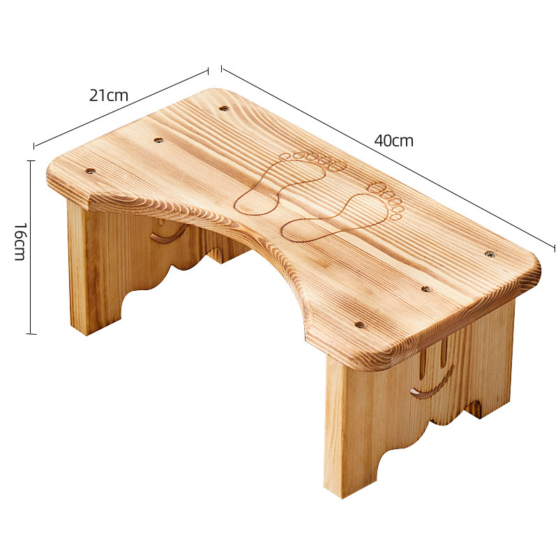 家庭用の木の便器の腰掛けの足の腰掛けは穴の神器のトイレにしゃがみます。|undefined
