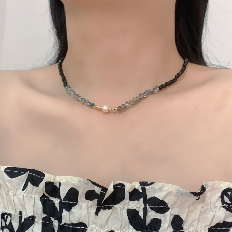 Design retro pendant from pearl with zircon