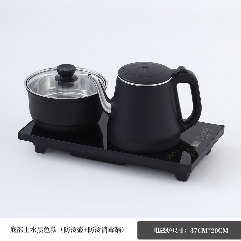 全自動底部の水筒の電気湯沸かし器でお茶を入れます。|undefined