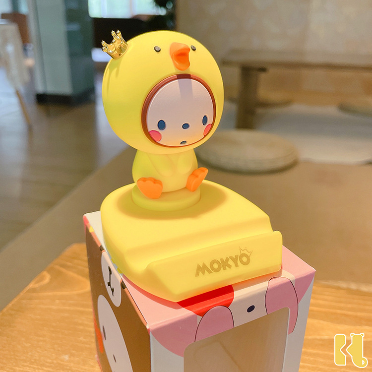 노란 오리 앉아