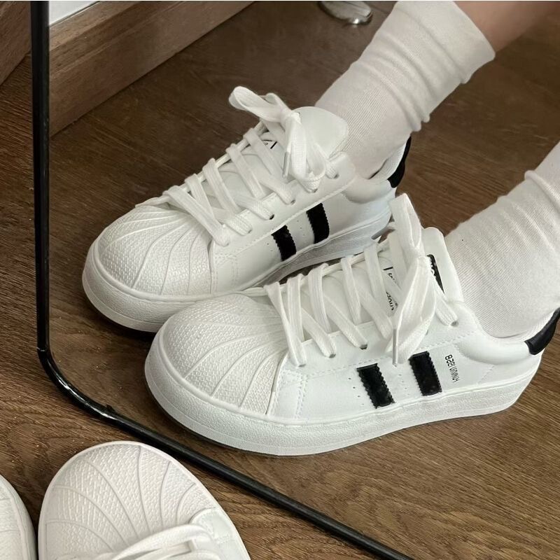 Black Shell Toe Skateboard Shoes for Women 2024 Autumn and Winter New Sports and Leisure Shoes Students Versatile Moral Training Shoes Retro Black Shell Toe Skateboard Shoes for Women 2024 Autumn and Winter New Sports and Leisure Shoes Students Versatile Moral Training Shoes Retro