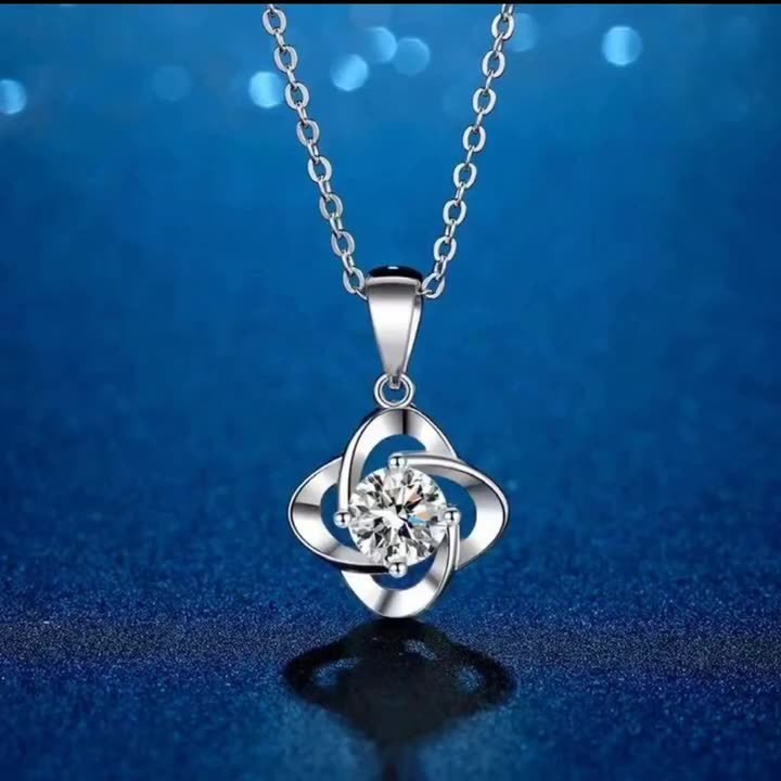 Lucky Four-Leaf Clover Necklace for Women, Fashionable Internet Celebrity Moissanite Pendant, Valentine's Day Birthday Gift for Girlfriend Manufacturer