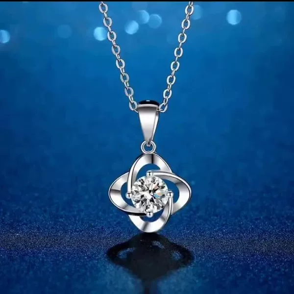 Lucky Four-Leaf Clover Necklace for Women, Fashionable Internet Celebrity Moissanite Pendant, Valentine's Day Birthday Gift for Girlfriend Manufacturer