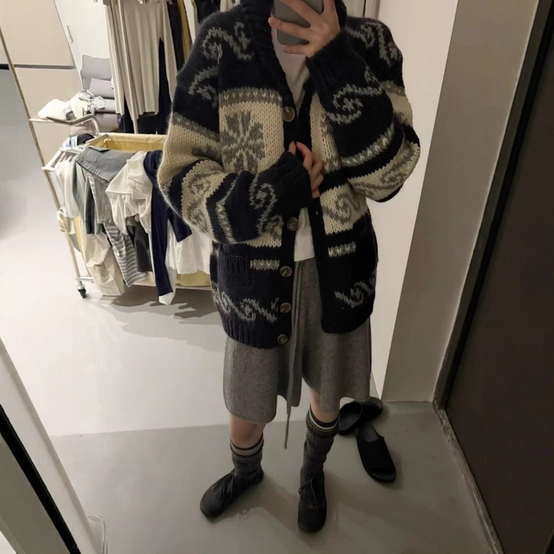 Now Available: Korean Dongdaemun Na*E Jacquard Sweater with a Korean Vibe, Heavy-Duty Color-Blocking Snowflake Knit Cardigan Now Available: Korean Dongdaemun Na*E Jacquard Sweater with a Korean Vibe, Heavy-Duty Color-Blocking Snowflake Knit Cardigan