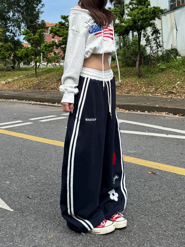 ME KAKAMEE十三行秋美式爱心字母刺绣阔腿撞色弯刀休闲裤女 A2813|undefined