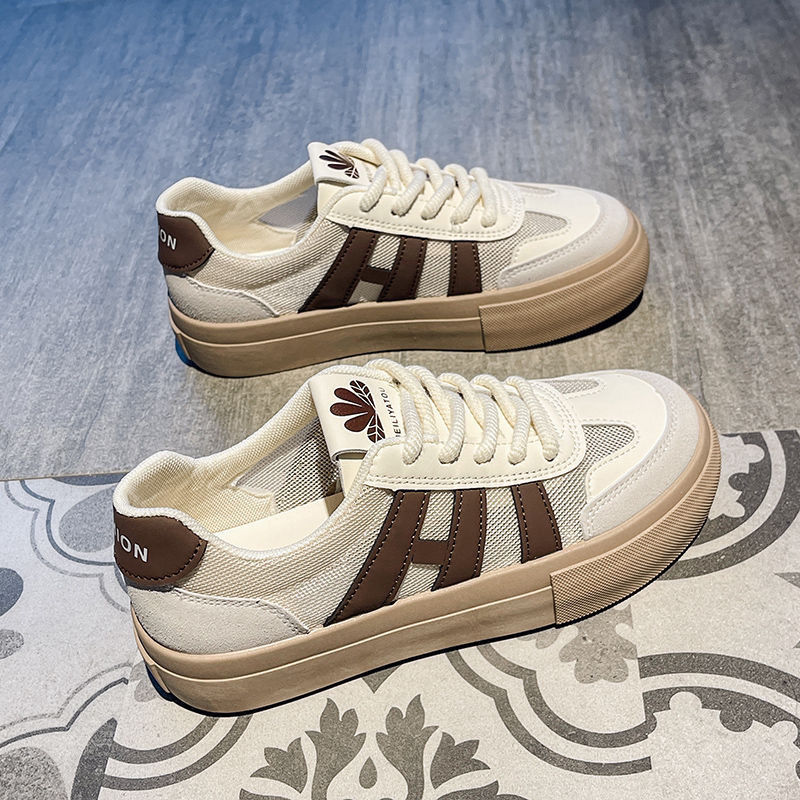 Pequeños zapatos blancos para mujeres 2025, nuevas zapatos de suela suave de moda, zapatos transpirables, zapatos de moda lujosos, zapatos de entrenamiento para mujeres
