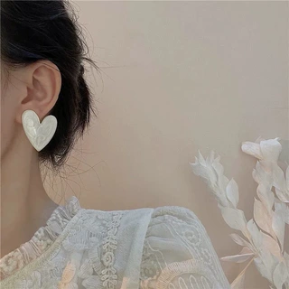 奶白色夸张大爱心耳环女高级感百搭温柔圆脸显瘦耳钉耳饰品批发