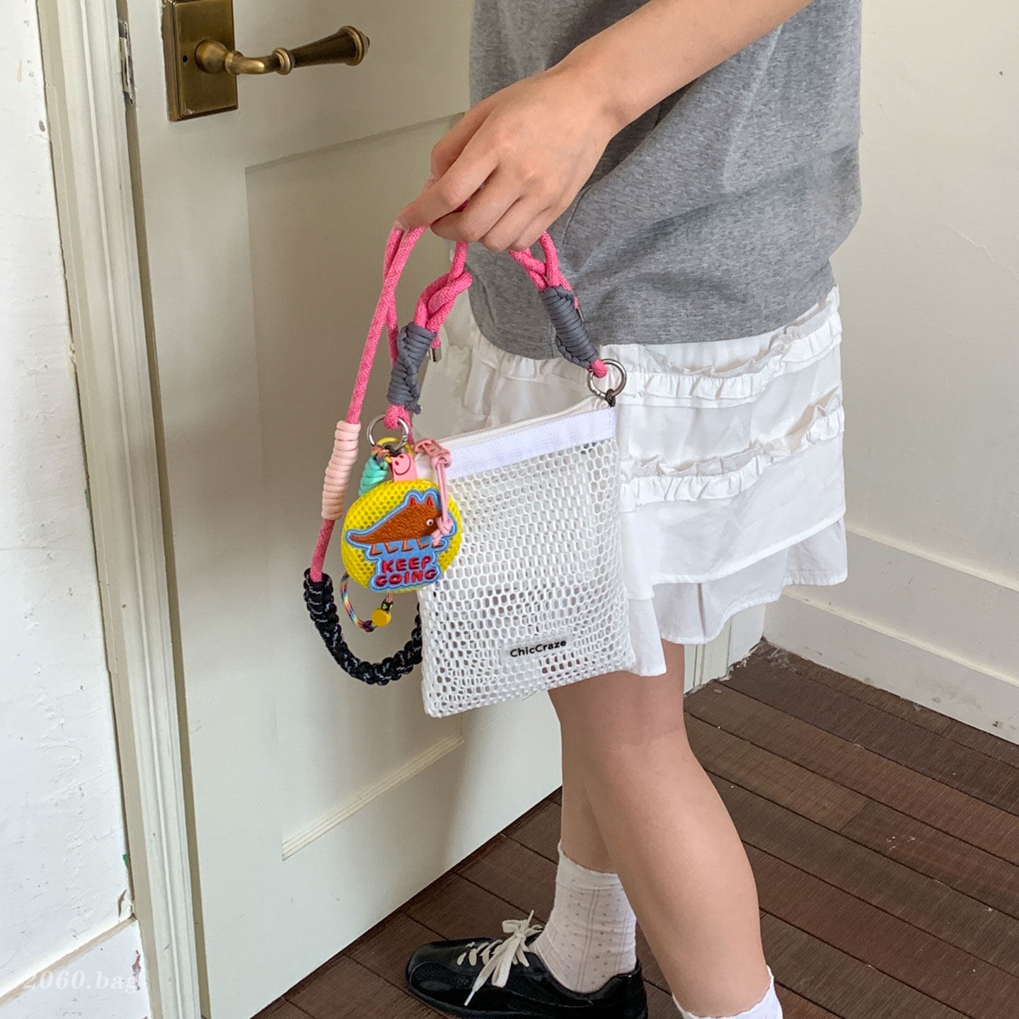 Verano pequeño 2026 hueco móvil ligero bolso de viaje de mujer nueva moda bolso de malla nicho hombro único