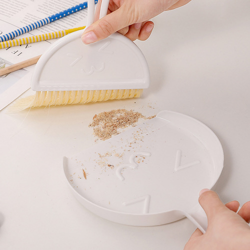 A2937 Factory direct sale white plastic desktop cleaning brush set dustpan computer brush set keyboard brush