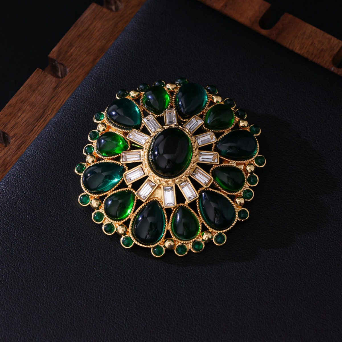 High-End Medieval Geometric Pattern Brooch, Retro Fashion and Elegant Palace Jewelry, Glazed Diamond Emerald Brooch