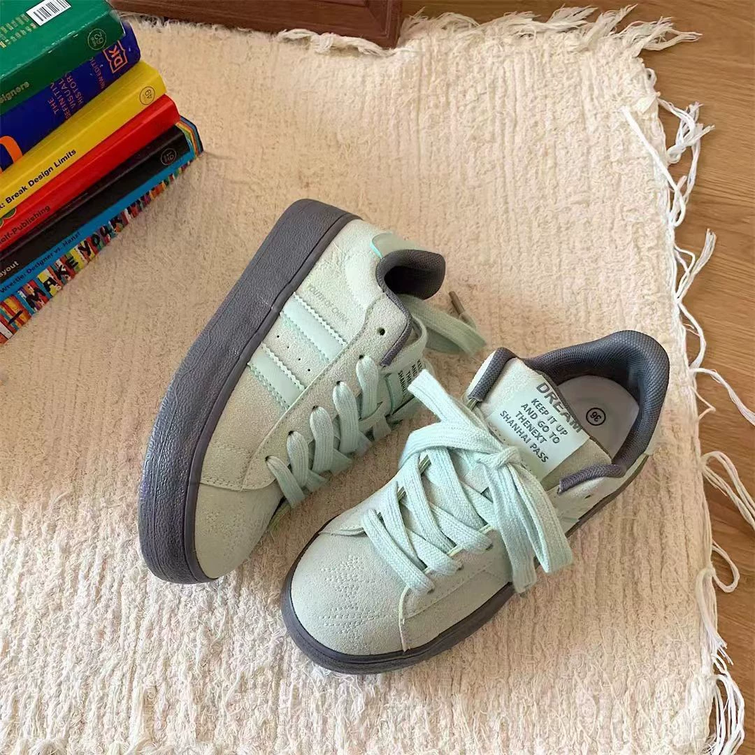 Высокое значение мятно-зеленый нишевые повседневные кроссовки женские 2024 новые маленькие белые туфли женские дикие модные ретро-мокинг туфли