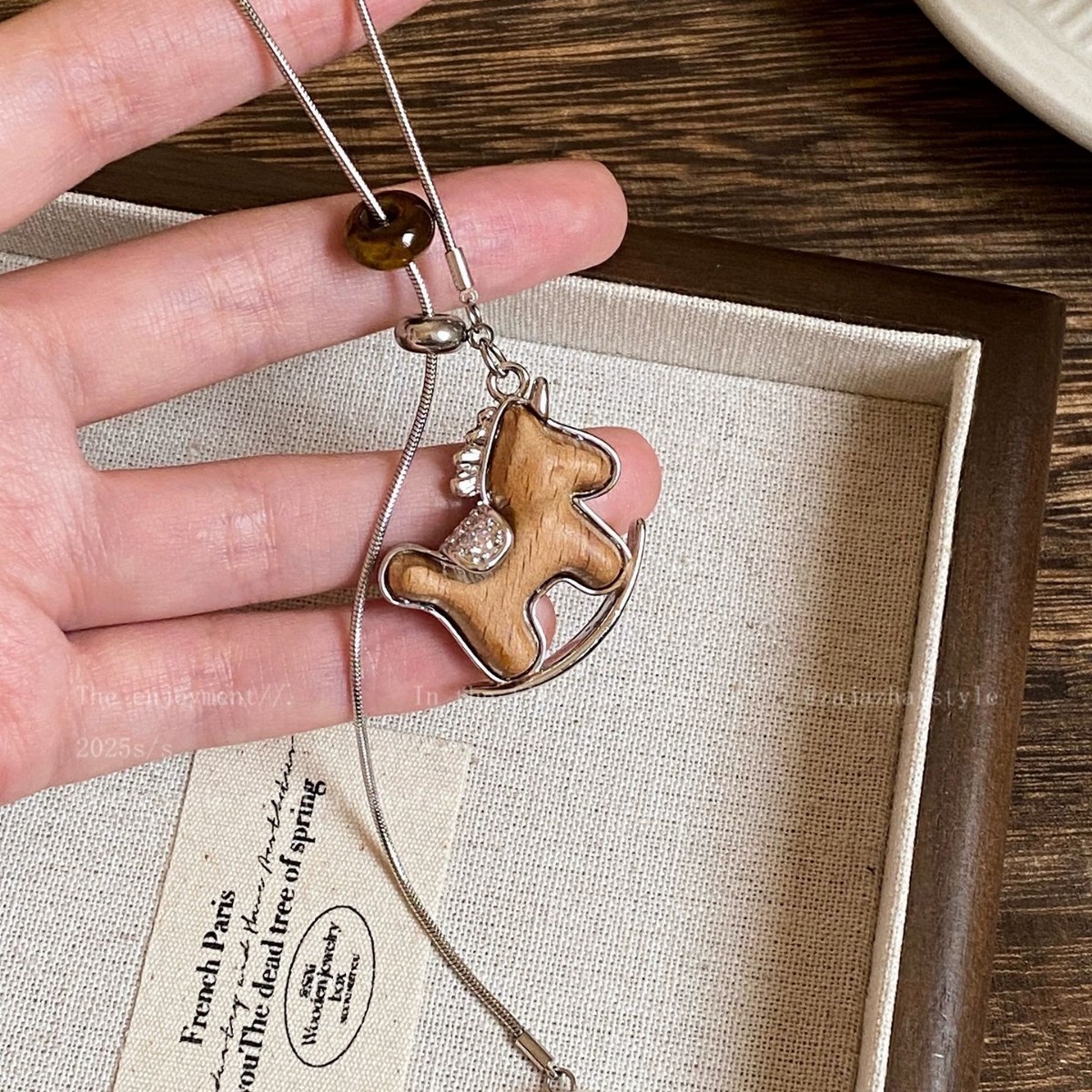 Collier pendentif poney en bois pour femme, collection automne-hiver 2026, chaîne pull longue, accessoire vintage porte-bonheur inspiré du zodiaque chinois._voghion.com