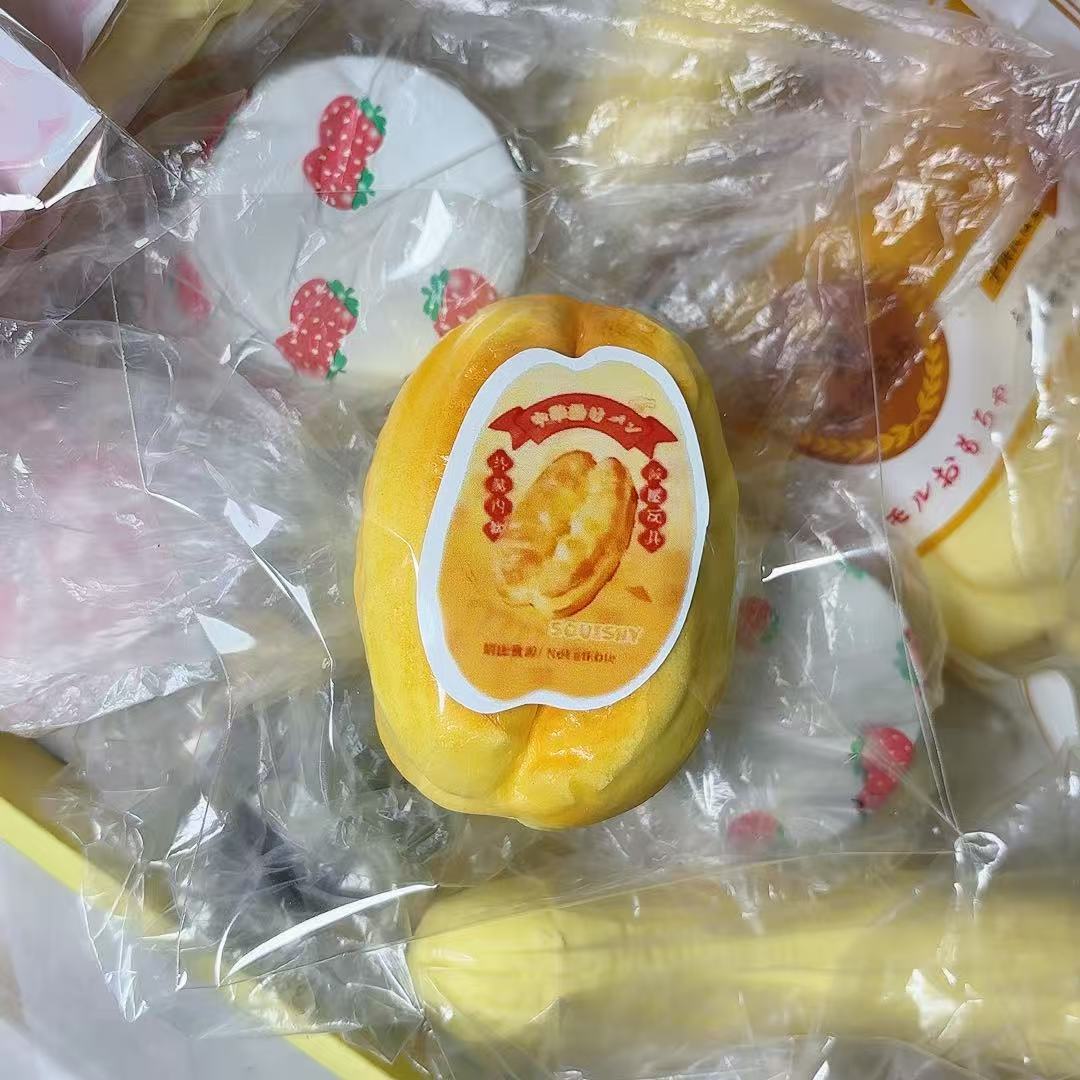 느린 리바운드를 지닌 촉촉하고 부드러운 느낌의 튀김 반죽 빵 1개