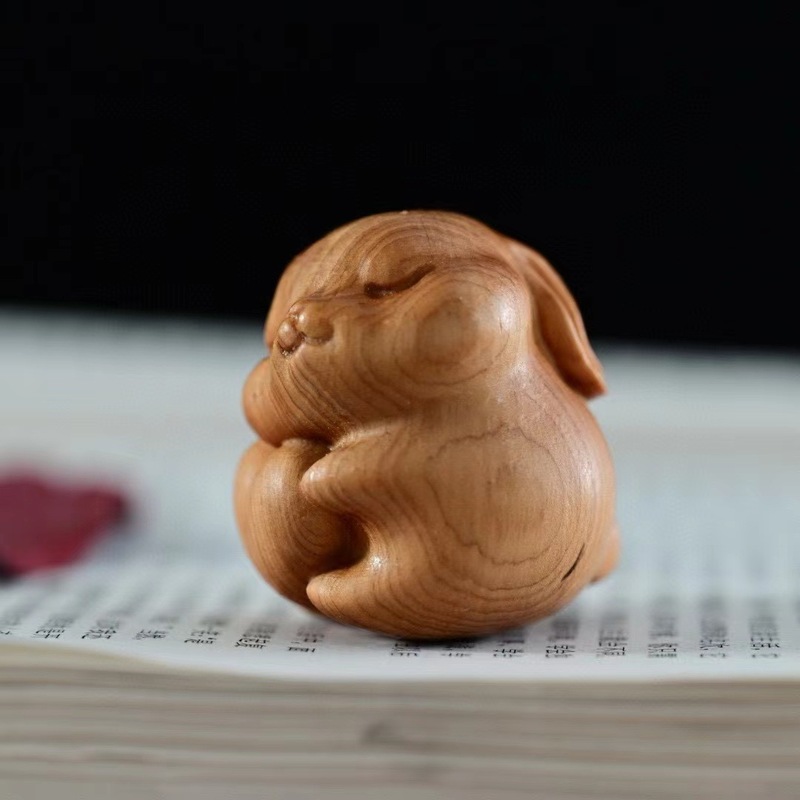 崖柏の木彫りは工芸品を飾っています。|undefined
