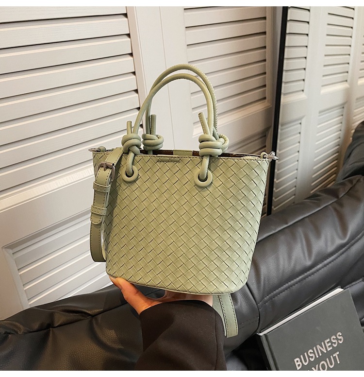 A simple and elegant bucket bag for women, a Korean-style single-shoulder bag for commuting to work in 2025, a new trendy and fashionable crossbody bag undefined