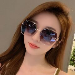 2025 ヨーロッパとアメリカのファッションフレームレスエッジカット抗 UV インターネット有名人サングラス女性のラージフレームレトログラデーションサングラス