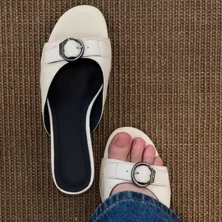 Zapatillas de tacón grueso francés de hadas 2026 verano un cinturón de pedal botón de cinturón de zapatillas de dedos abiertos para mujeres
