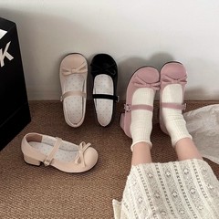 蝶結びの日常は浅くて、かわいいです。足が小さいです。