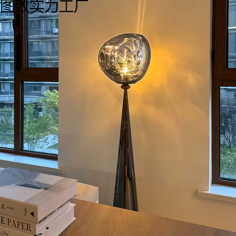 Designer Light Luxury Lava-Style Floor Lamp Next to the Sofa in the Living Room, High-End Decorative Lighting for Hotel, Villa, and Bedroom Ambiance