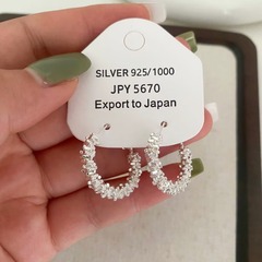 軽くて豪華なデザイン感があります。