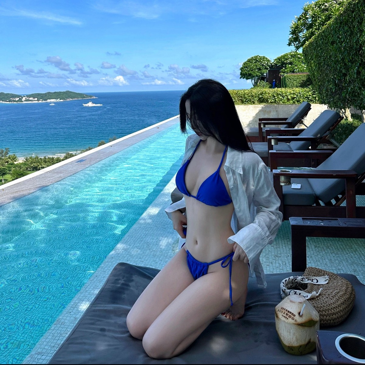 Two-Piece Swimsuit for Women, Klein Blue Bikini Set, Ultra-Sexy Hot Girl Style, High-End Tie-Up Design, Enhances Complexion, Suitable for Vacation and Hot Springs