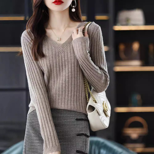 Autumn and winter long-sleeved knitted base layer women's V-neck sweater, pull-over, warm and versatile innerwear.