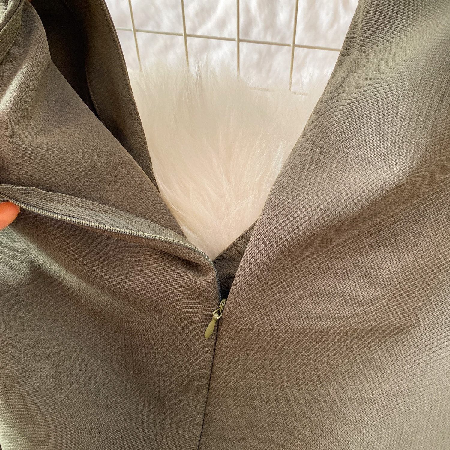Sophisticated V-Neck Sleeveless Blazer Dress With Metal Buttons, Slimming Waist & High Slit_ecoleips.com