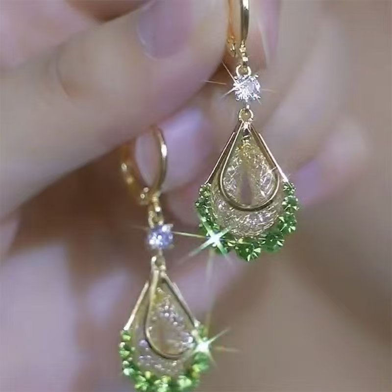 Green earrings drop-shaped, light luxury style