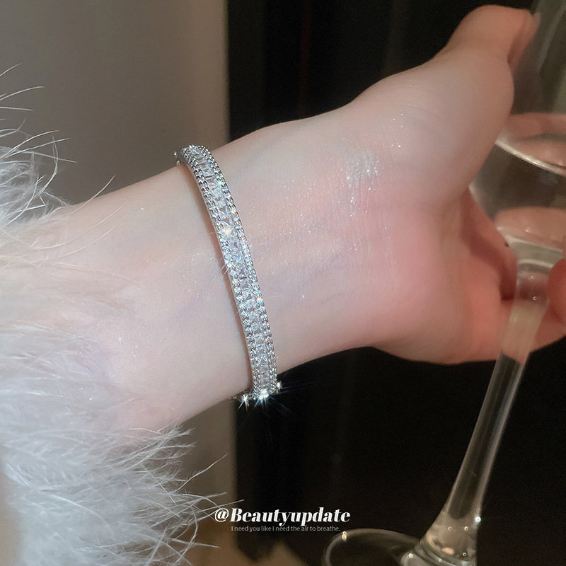 Pulsera con hebilla rectangular de circón, personalidad femenina, pulsera de temperamento de viento simple y frío, joyería de sentido avanzado de nicho al por mayor