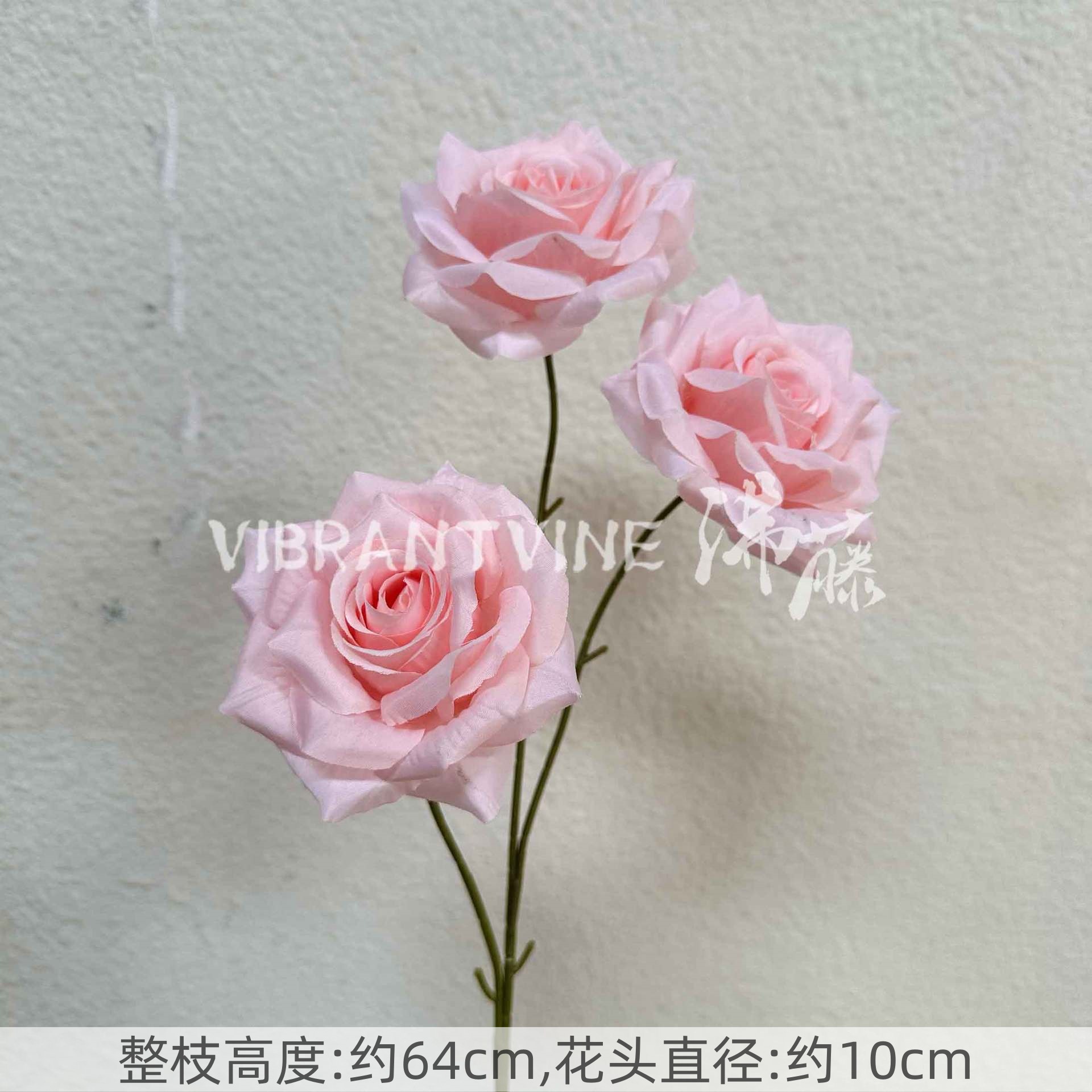 ピンク系のシミュレーション花の結婚式場は造景の偽の花の背景の壁を配置して花の天井の花の路を飾って生け花の娟花を導いています。