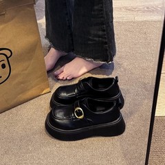 本革の厚い底の楽福靴の女性靴2025春夏の新型の爆発金は高くなります。