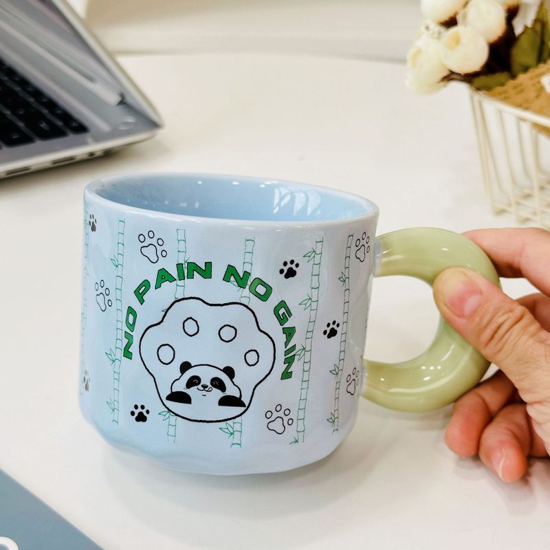 漫画の熊の浮き彫りの陶磁器の杯は1杯のかわいい女子学生の事務を持って水のマグカップの高温の贈り物の杯を飲みます。|undefined