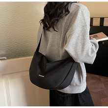 外贸女包批发定 制尼龙轻便斜挎饺子包高颜值通勤单肩包 手机包