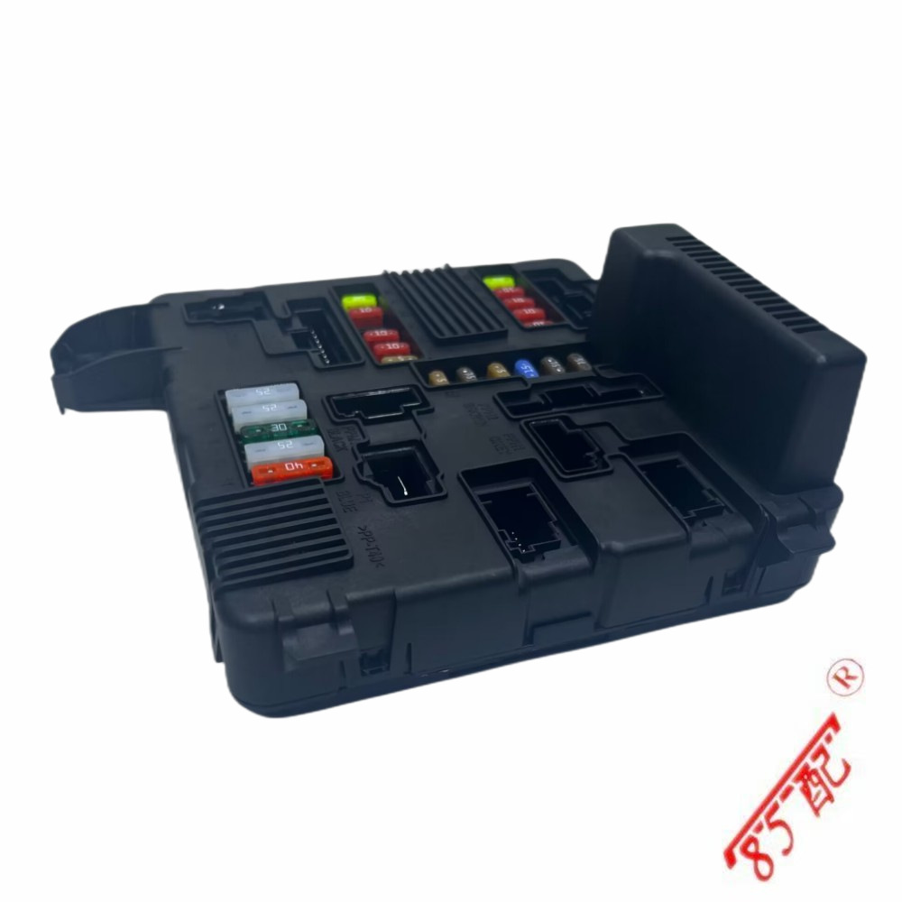 Engine Fuse Box 8200306032 8200306033 Suitable for Automatic Transmission Reno Merane Scenery