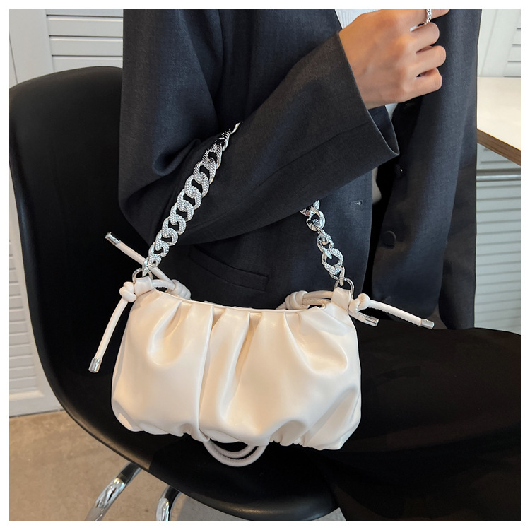 Women's 2022 New Fashion Single Shoulder Chain Pleated Cloud Shape Messenger Bag display picture 5